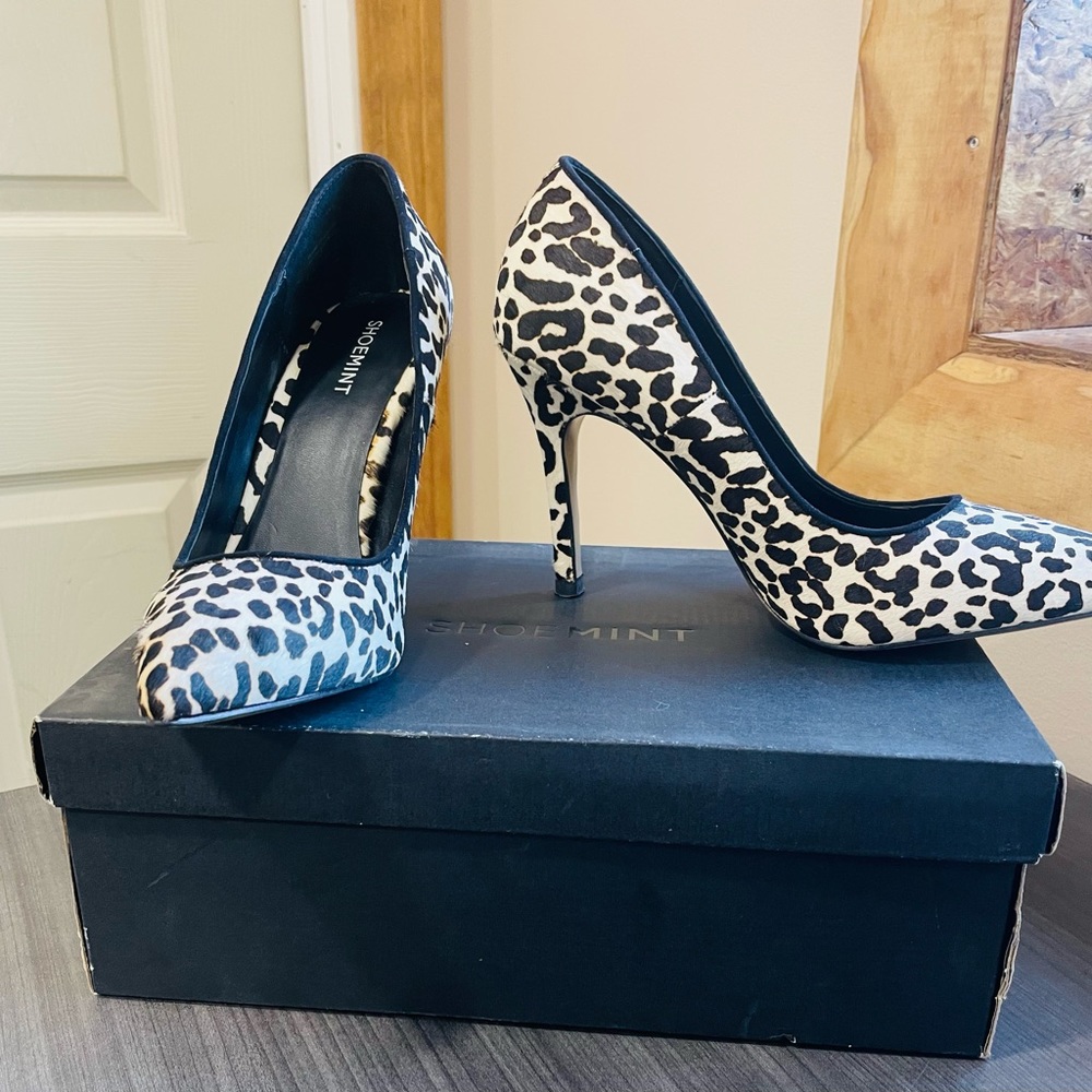 Shoemint Classic Pump heels 7.5  Black & Cream